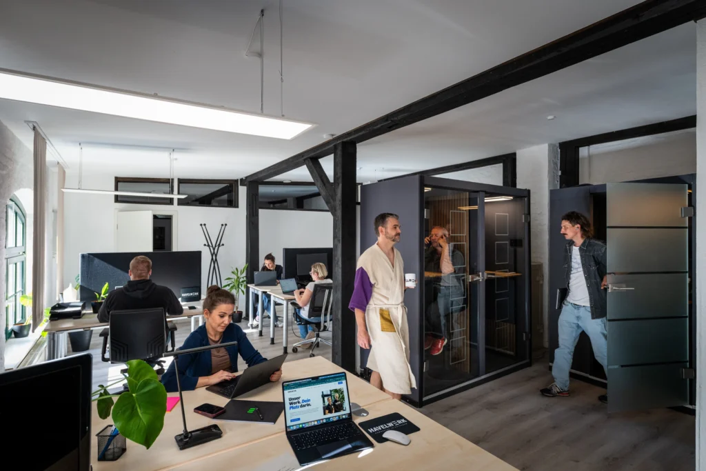 Arbeitsalltag im Coworking Space mit Augenzwinkern