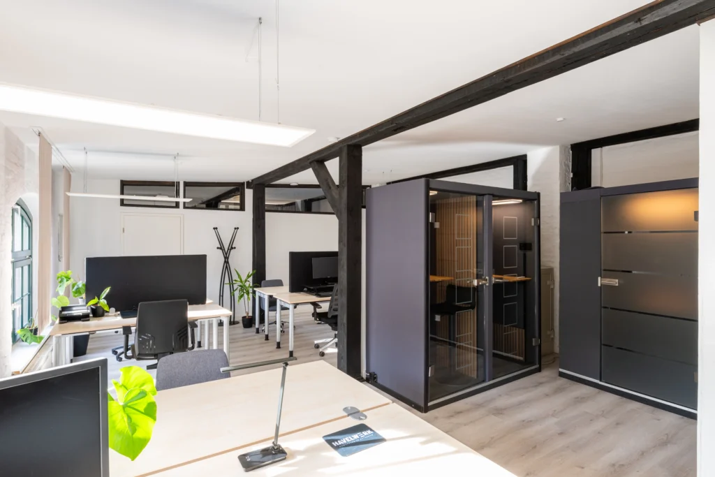 Coworking Space mit Telefonboxen und Arbeitsplätzen