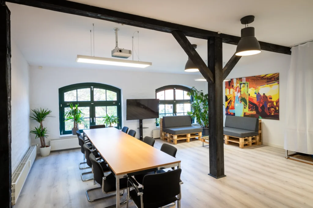 Eventraum mit Konferenztisch, Beamer und Lounge-Ecke im Havelland